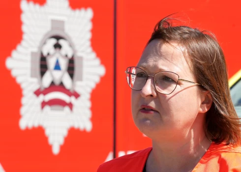 NMPD direktore Liene Cipule norāda, ka lēmums tika pieņemts pēc tam, kad kāda izsaukuma laikā kāds cilveks ar nazi uzbruka mediķim.