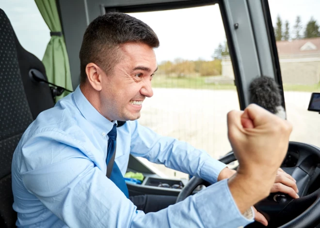 Рижанка в шоке: попросила водителя автобуса выпустить ее до остановки, а он в ответ послал - да еще и по-русски