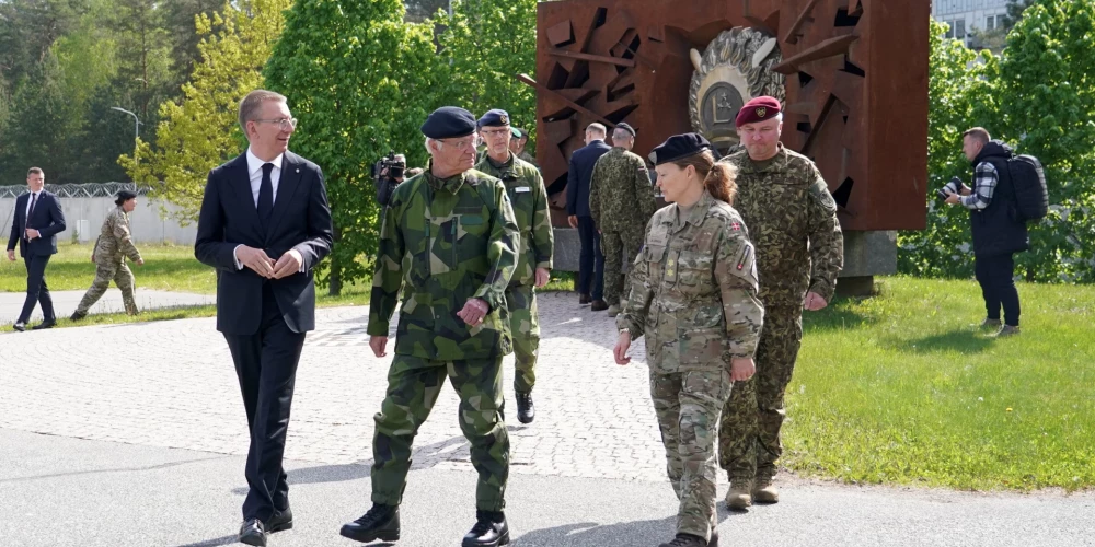 Президент Латвии Эдгар Ринкевич, король Швеции Карл XVI Густав и командующая многонациональной дивизией НАТО "Север" генерал-майор Йете Альбинус приняли участие в торжественной церемонии встречи на военной базе в Адажи.