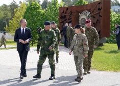 Президент Латвии Эдгар Ринкевич, король Швеции Карл XVI Густав и командующая многонациональной дивизией НАТО "Север" генерал-майор Йете Альбинус приняли участие в торжественной церемонии встречи на военной базе в Адажи.