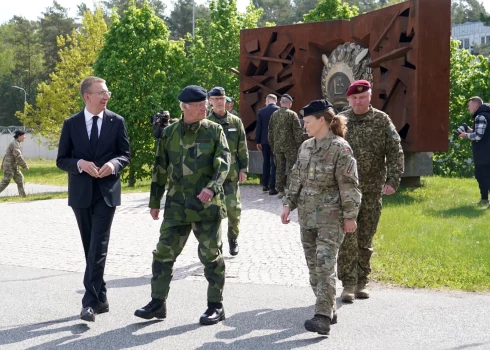 Президент Латвии Эдгар Ринкевич, король Швеции Карл XVI Густав и командующая многонациональной дивизией НАТО "Север" генерал-майор Йете Альбинус приняли участие в торжественной церемонии встречи на военной базе в Адажи.