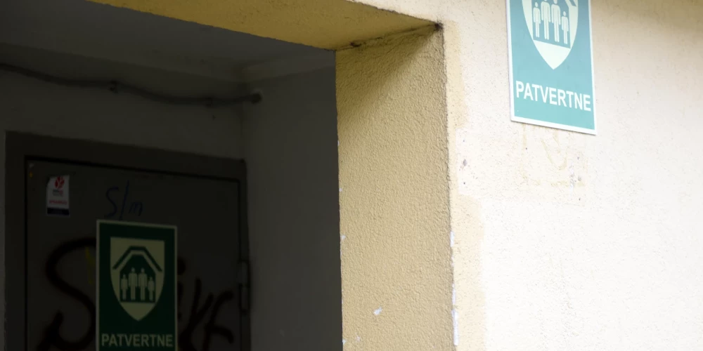 Dzīvojamā ēka Dreiliņu apkaimē, kurā tiek marķētas pirmās droša patvēruma vietas, kas ir piemērotas iedzīvotāju pasargāšanai katastrofu un militāra apdraudējuma gadījumā.