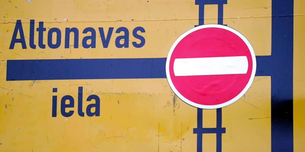 Ceļa zīme informē par slēgto satiksmes pārvadu pār Altonavas ielu.