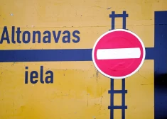 Altonavas pārvada remonts: sliežu ceļi Ojāra Vācieša ielā nav pārredzami, lai autovadītājs savlaicīgi pamanītu vilcienu