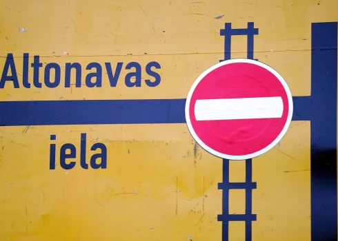 Ceļa zīme informē par slēgto satiksmes pārvadu pār Altonavas ielu.