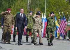 FOTO: Ādažos sagaida Viņa Majestāti Zviedrijas karali Kārli XVI Gustavu