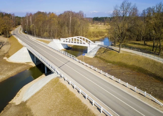 Примета времени?! В Латвии продолжают воровать перила с мостов