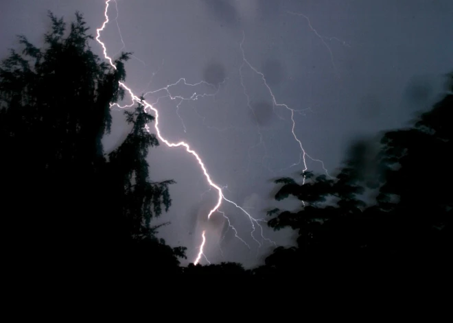 Правда ли, что грозы будто обходят Ригу стороной? Объясняет синоптик