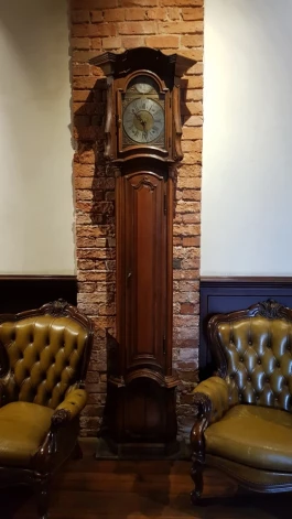 Liepājas vecākais pulkstenis glabājas viesnīcā Promenāde. (Foto: Sarmīte Pujēna)