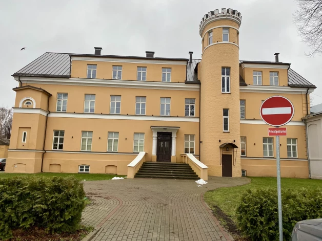 Lielās ģildes tirgoņa Hermaņa Štobes nams Bāriņu (Smilšu) ielā 12, uz kuru 1838. gadā pārcēlās zēnu Bāreņu nams. (Foto: Sarmīte Pujēna)