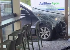 VIDEO: sieviete, mācoties braukt, Jēkabpils novadā ietriecas degvielas uzpildes stacijā "Virši"