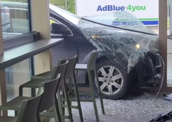 VIDEO: sieviete, mācoties braukt, Jēkabpils novadā ietriecas degvielas uzpildes stacijā "Virši"