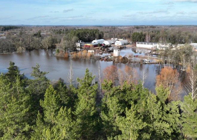 Izsludināts dzeltenais brīdinājums par augstu ūdenslīmeni – iespējama zemāko vietu applūšana