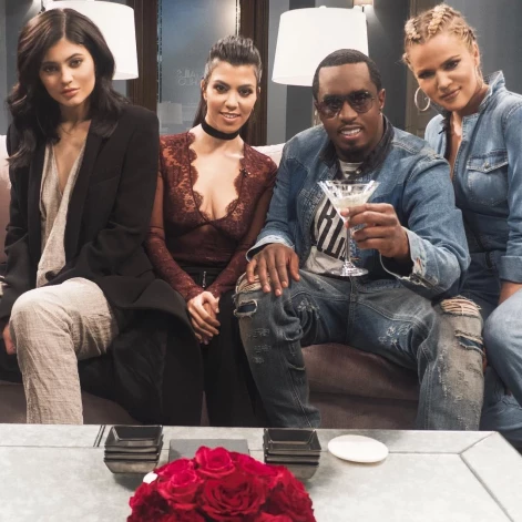 Reperis Diddy savulaik bija slavens ar grandiozām ballītēm. No kreisās: Kailija Dženere, Kortnija Kardašjana, Diddy, Hloja Kardašjana 2016. gadā.