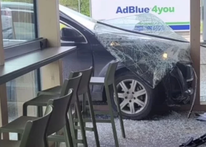 ВИДЕО: женщина, обучаясь вождению, врезалась в автозаправку Virši в Екабпилсском крае