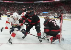 "Panthers" bez Balinska uzvar "Hurricanes" Stenlija kausa pusfināla spēlē