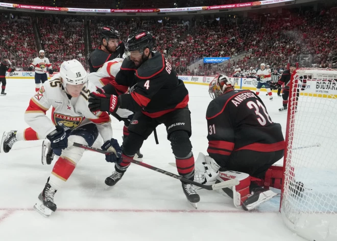 "Panthers" bez Balinska grauj "Hurricanes" Stenlija kausa pusfināla spēlē