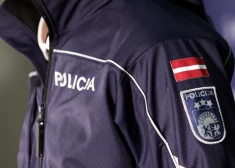 Aiztur vīrieti, kurš ar nazi divreiz mēģina uzbrukt policistam