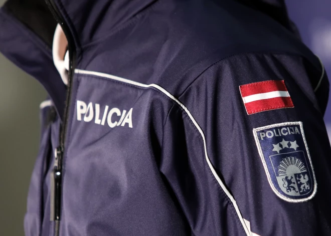 Aiztur vīrieti, kurš ar nazi divreiz mēģina uzbrukt policistam