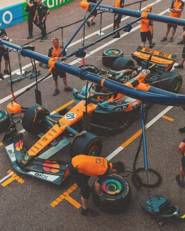 "McLaren" formulu krāsojuma retro dizains.