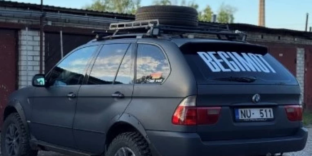 Automašīna ar kuru aizbrauca Daniels Ernests Lejnieks.