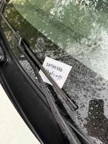 Pie automašīnu, kuriem bija nozagtas numurzīmes, stikliem bija pielikta lapiņa ar uzskricelētu krāpnieku “Whatsapp” numuru, lai cietušais varētu sazināties ar izspiedējiem un atgūt savu īpašumu.