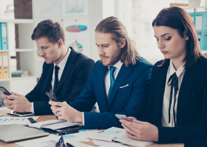 Почему латвийские чиновники платят (из нашего кармана) за мобильную связь больше, чем нужно