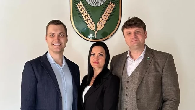 “Latvijas attīstībai” Rēzeknes novada līderi - Georgijs Jevsikovs (no labās), Guna Zenčenko un Jānis Freibergs sola atvērt Latgales jūru – Rāznas ezeru kuģošanas līdzekļiem ar iekšdedzes dzinējiem.