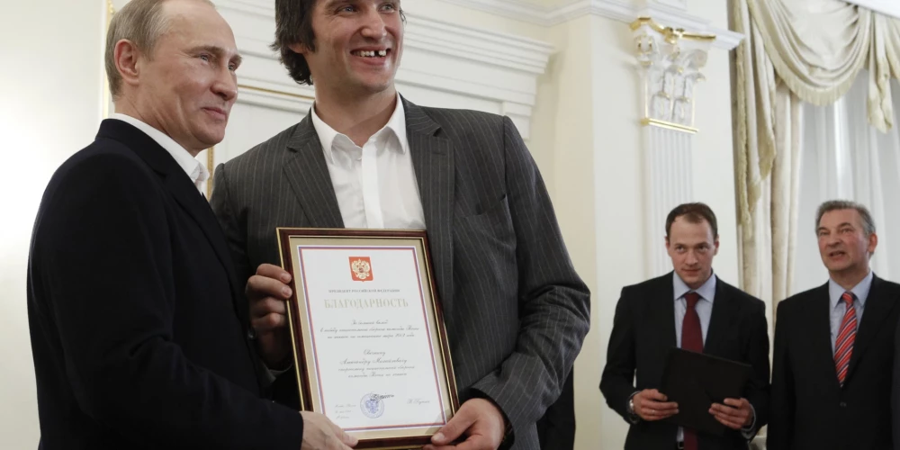 Krievijas prezidents Vladimirs Putins un Krievijas hokeja izlases spēlētājs Aleksandrs Ovečkins. 