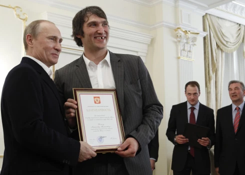 Krievijas prezidents Vladimirs Putins un Krievijas hokeja izlases spēlētājs Aleksandrs Ovečkins.