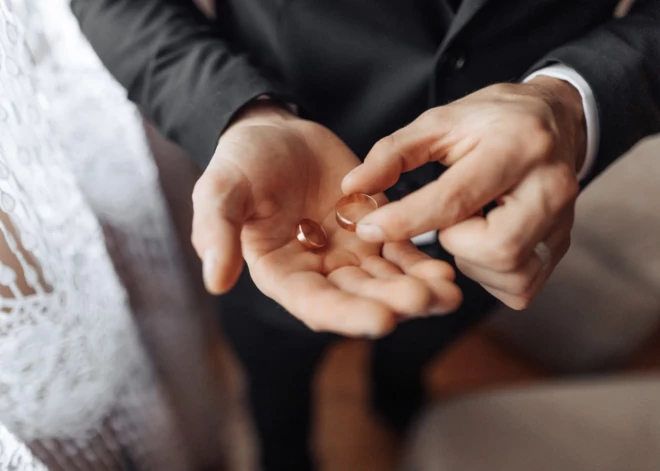 Katrs piektais pāris Latvijā izvēlas laulības līgumu – vai tas stiprina vai apdraud attiecības?