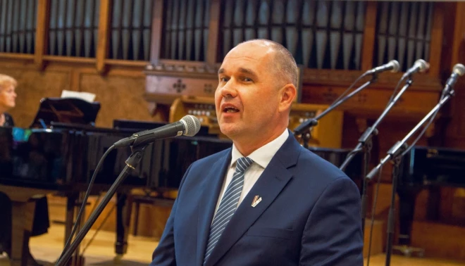 Četru partiju (JV, “Par!”, Latgales partija un JKP) Rēzeknes novada bloks izceļas ar to, ka tā kandidātu sarakstā ir vairāki skolu direktori, to starpā arī Latgales Mūzikas un mākslas vidusskolas direktors Raimonds Arbidāns (attēlā).