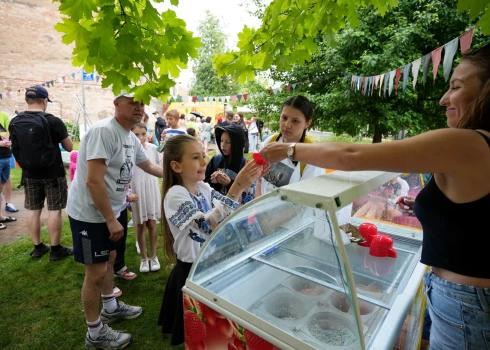 Starptautiskajai Bērnu aizsardzības dienai veltītie svētki ukraiņu bēgļu bērniem skvērā pie Ukrainas mājas Latvijā. Foto no arhīva. 2024. gads. 