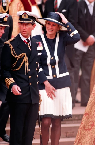Princese Diāna 1993. gadā, apmeklējot, kaujas par Atlantiju 50. gadadienas piemiņas pasākumu.