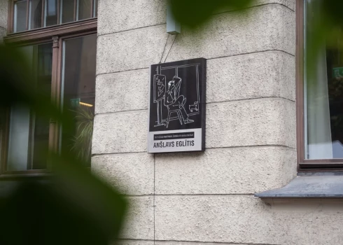 Rīgā pie viesnīcas ēkas novietota piemiņas plāksne slavenam rīdziniekam. 