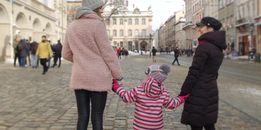 Itālijas Konstitucionālā tiesa atļauj bērna dzimšanas apliecībā reģistrēt divas mātes. 