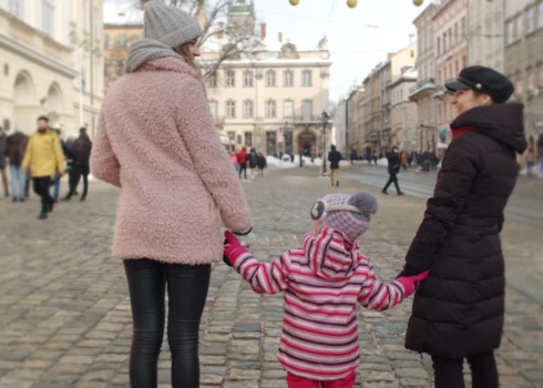Itālijas Konstitucionālā tiesa atļauj bērna dzimšanas apliecībā reģistrēt divas mātes. 