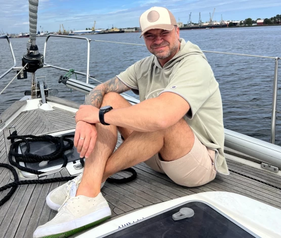 Олаф Саулриетс работал в спортивном маркетинговом агентстве Passport, был автором идеи и совладельцем ресторанов Koya на Андрейсале, MO в Лиепае и бара Wunderbar, ранее был связан с футбольным клубом Лиепаи и правлением Латвийской футбольной Высшей лиги.