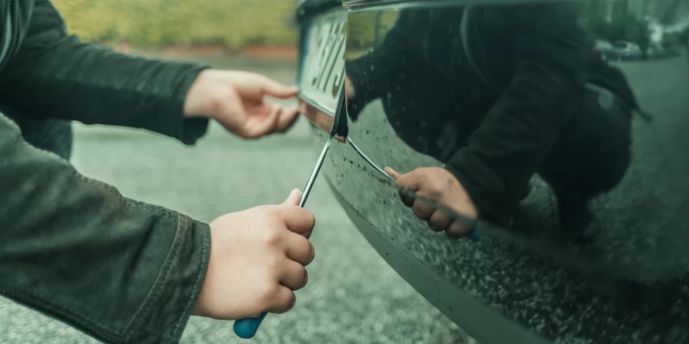 Pierīgā uzdarbojas naudas izspiedēji, kuri zog auto numurzīmes.