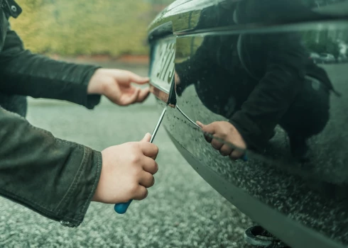 Pierīgā uzdarbojas naudas izspiedēji, kuri zog auto numurzīmes.