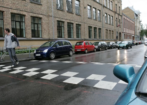 Braukšanas ātruma samazināšanai 12 Rīgas apkaimēs būvēs ātrumvaļņus.