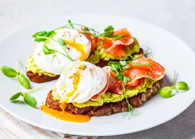 Бутерброд, который хочется повторять: лосось, авокадо и яйцо