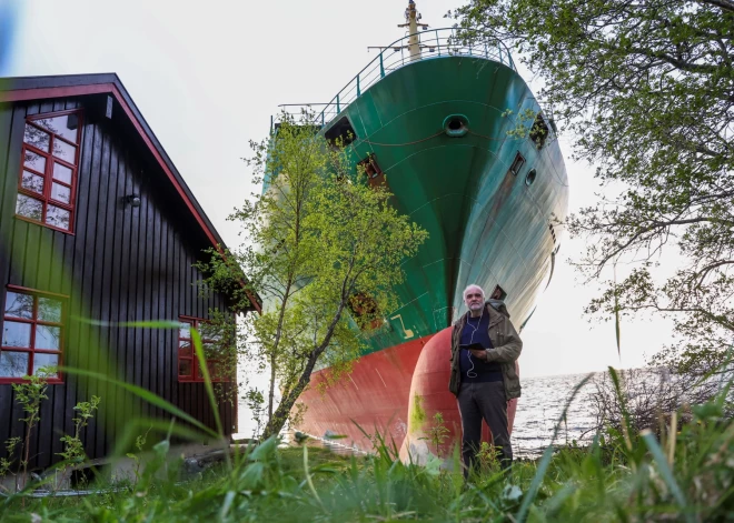 Шок в Норвегии: огромное судно въехало во двор к мужчине, остановившись в паре метров от его дома