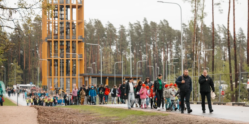 23.maijā, "Latvijas Meža dienu" pirmajā dienā, Tērvetē pulcējās gandrīz 10 tūkstoši skolēnu no visas Latvijas.