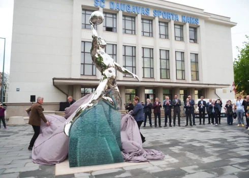 Piemineklis Eiropas čempionu trenerim Valdemāram Baumanim.