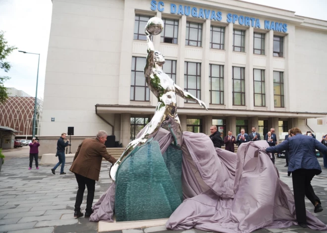 Atklāts piemineklis Eiropas čempionu trenerim Valdemāram Baumanim.