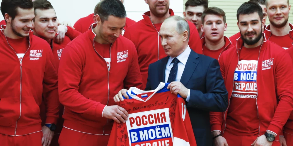 Krievu hokejisti saņem apsveikumus no diktatora Vladimira Putina pēc triumfa Phjončhanas olimpiskajās spēlēs.