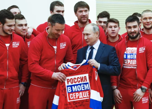 Krievu hokejisti saņem apsveikumus no diktatora Vladimira Putina pēc triumfa Phjončhanas olimpiskajās spēlēs.