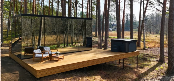 Tūrisma kompleksā Babītē jauno apartamentu sienas šķiet kā meža turpinājums. Īpašnieki sola, ka putni ir pasargāti.