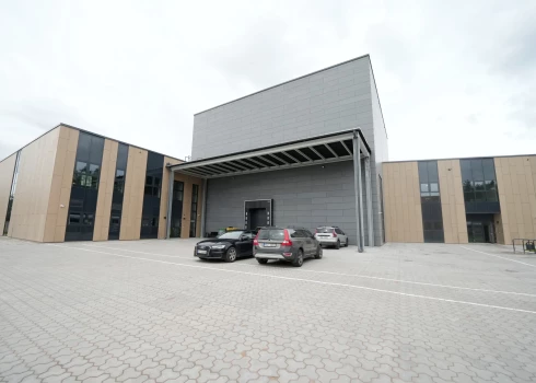 Jaunatklātā Latvijas Nacionālās operas un baleta dekorāciju darbnīcas ēka Meirānu ielā.